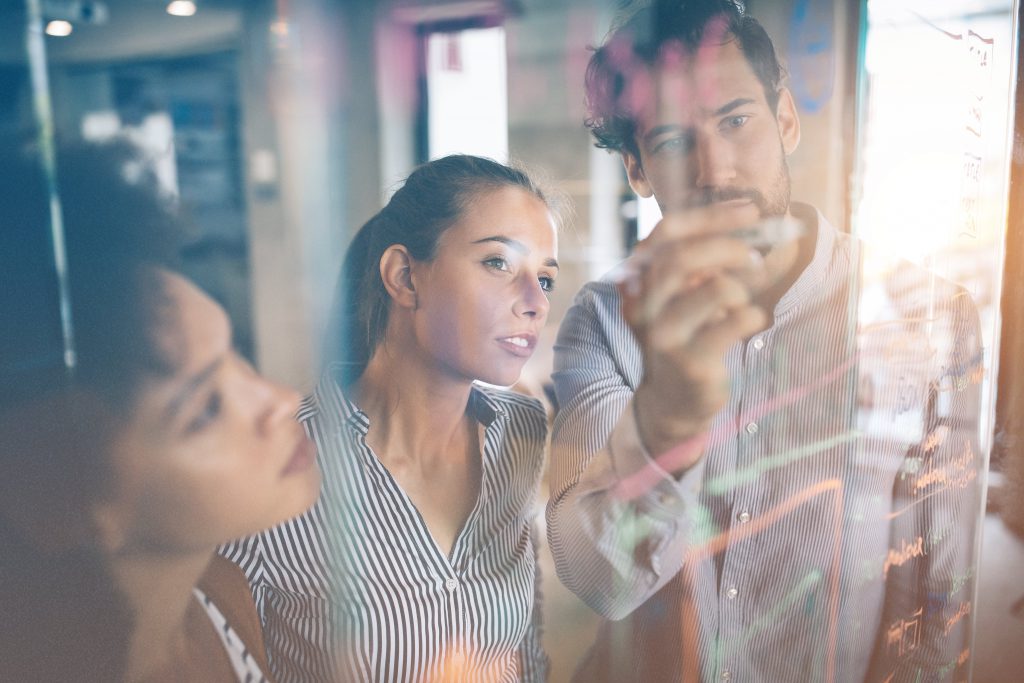 équipe startup en mode brainstorming